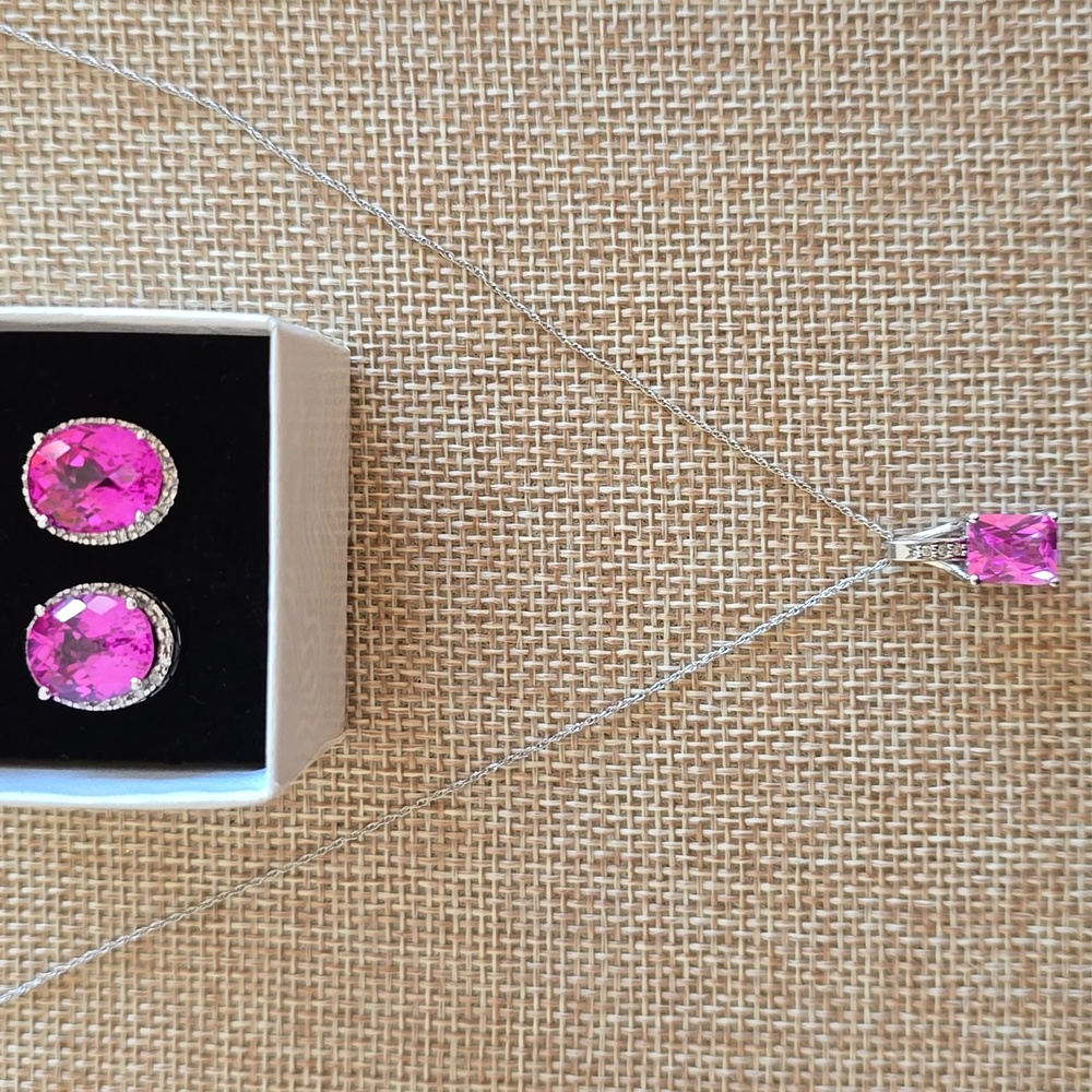 14KT White Gold And Diamond Pink Saphirre Necklace With Matching Earrings